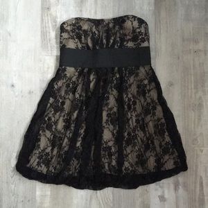 Sleeveless lace party dress